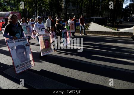 Non exclusive : les mères et les pères des 43 élèves de l’école normale d’Ayotzinapa participent à l’action globale CXII pour Ayotzinapa et M. Banque D'Images