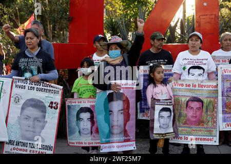 Non exclusive : les mères et les pères des 43 élèves de l’école normale d’Ayotzinapa participent à l’action globale CXII pour Ayotzinapa et M. Banque D'Images