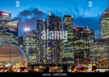 Singapour, 24 janvier 2024 : le quartier de Marina Bay à Singapour illumine la nuit, lueur de gratte-ciel. les lumières éclatantes transforment le paysage urbain en fascinants Banque D'Images
