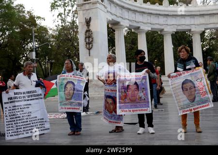 Non exclusive : les mères et les pères des 43 élèves de l’école normale d’Ayotzinapa participent à l’action globale CXII pour Ayotzinapa et M. Banque D'Images