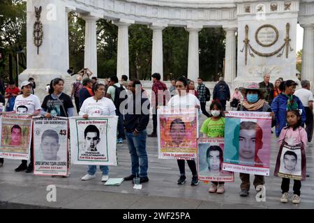 Non exclusive : les mères et les pères des 43 élèves de l’école normale d’Ayotzinapa participent à l’action globale CXII pour Ayotzinapa et M. Banque D'Images