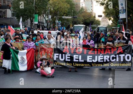 Non exclusive : les mères et les pères des 43 élèves de l’école normale d’Ayotzinapa participent à l’action globale CXII pour Ayotzinapa et M. Banque D'Images