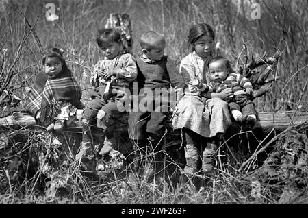 Les enfants amérindiens dans le nord du Wisconsin, ca. 1910. Banque D'Images