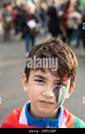 Madrid, Espagne. 27 janvier 2024. Un manifestant au visage peint participe à une marche en solidarité pour la Palestine. L'Assemblée de Madrid avec manifestation en Palestine, sur le thème "Stop au génocide", a vu les voix passionnées de nombreuses personnes unies pour une cause commune contre l'injustice. Crédit : SOPA Images Limited/Alamy Live News Banque D'Images
