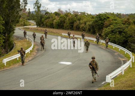 Camp Hansen, Okinawa, Japon. 25 janvier 2024. Les Marines américains avec le 3e bataillon de maintenance, le 3e groupe de soutien (expérimental), le 3e groupe logistique des Marines patrouillent une route ennemie simulée lors d'un exercice de terrain d'activité de maintenance intermédiaire sur le camp Hansen, à Okinawa, au Japon, en janvier. 25, 2024. 3rd Maint. BN. Tenue d'un FEX pour améliorer les compétences communes du corps des Marines et favoriser la préparation des forces tout en menant des échelons supérieurs de maintenance. (Image de crédit : © U.S. Marines/ZUMA Press Wire) USAGE ÉDITORIAL SEULEMENT! Non destiné à UN USAGE commercial ! Banque D'Images