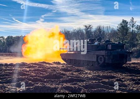 Fort Stewart, Géorgie, États-Unis. 18 janvier 2024. Un équipage de char avec le 1e bataillon, 64e régiment d'armure, 1e brigade blindée équipe de combat, 3e division d'infanterie, tire le canon principal d'un char de combat principal M1A2 SEPv3 pour le test de dépistage de précision de tir réel (LFAST) d'un événement d'entraînement de tir de char à fort Stewart, Géorgie, janvier. 18, 2024. Pendant le LFAST, les équipages s'assurent que leurs armes sont aperçues et précises avant de continuer avec le reste de l'artillerie. (Image de crédit : © U.S. Army/ZUMA Press Wire) USAGE ÉDITORIAL SEULEMENT! Non destiné à UN USAGE commercial ! Banque D'Images