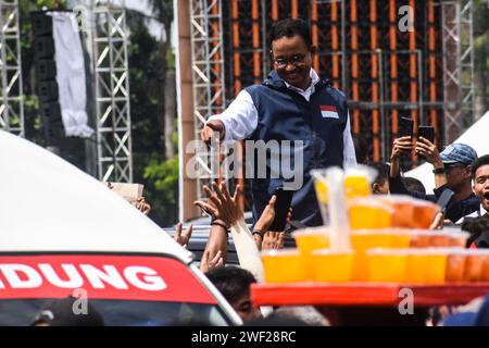 Bandung, Java Ouest, Indonésie. 28 janvier 2024. Le candidat présidentiel indonésien numéro un, ANIES BASWEDAN, salue ses partisans alors qu'il quitte le grand lieu de campagne de la place Tegalega, Bandung. L'élection présidentielle indonésienne de 2024 est prévue pour le 14 2024 février. Ces élections générales, qui ont lieu tous les 5 ans, détermineront quels candidats deviendront les prochains Président et Vice-Président de l'Indonésie pour la période 2024-2029. Crédit : ZUMA Press, Inc./Alamy Live News Banque D'Images