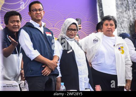 Bandung, Java Ouest, Indonésie. 28 janvier 2024. Le candidat présidentiel indonésien numéro un ANIES BASWEDAN et sa femme ont assisté à une grande campagne sur la place Tegalega, Bandung. L'élection présidentielle indonésienne de 2024 est prévue pour le 14 2024 février. Ces élections générales, qui ont lieu tous les 5 ans, détermineront quels candidats deviendront les prochains Président et Vice-Président de l'Indonésie pour la période 2024-2029. Crédit : ZUMA Press, Inc./Alamy Live News Banque D'Images