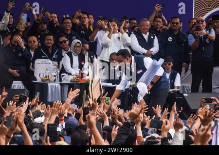 Bandung, Java Ouest, Indonésie. 28 janvier 2024. Le candidat présidentiel indonésien numéro un ANIES BASWEDAN salue ses partisans lors d'une grande campagne sur la place Tegalega, Bandung. L'élection présidentielle indonésienne de 2024 est prévue pour le 14 2024 février. Cette élection, qui a lieu tous les 5 ans, déterminera les candidats qui deviendront les prochains Président et Vice-Président de l'Indonésie pour la période 2024-2029. Crédit : ZUMA Press, Inc./Alamy Live News Banque D'Images