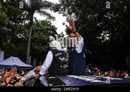 Bandung, Java Ouest, Indonésie. 28 janvier 2024. Le candidat présidentiel indonésien numéro un, ANIES BASWEDAN, fait signe à ses partisans depuis le haut de sa voiture alors qu'il quitte le grand lieu de campagne de la place Tegalega, Bandung. L'élection présidentielle indonésienne de 2024 est prévue pour le 14 2024 février. Ces élections générales, qui ont lieu tous les 5 ans, détermineront quels candidats deviendront les prochains Président et Vice-Président de l'Indonésie pour la période 2024-2029. Crédit : ZUMA Press, Inc./Alamy Live News Banque D'Images