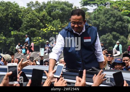 Bandung, Java Ouest, Indonésie. 28 janvier 2024. Le candidat présidentiel indonésien numéro un, ANIES BASWEDAN, salue ses partisans alors qu'il quitte le grand lieu de campagne de la place Tegalega, Bandung. L'élection présidentielle indonésienne de 2024 est prévue pour le 14 2024 février. Ces élections générales, qui ont lieu tous les 5 ans, détermineront quels candidats deviendront les prochains Président et Vice-Président de l'Indonésie pour la période 2024-2029. Crédit : ZUMA Press, Inc./Alamy Live News Banque D'Images