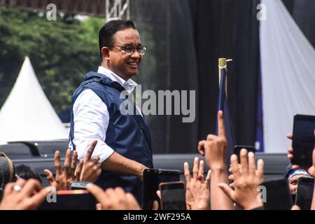 Bandung, Java Ouest, Indonésie. 28 janvier 2024. Le candidat présidentiel indonésien numéro un, ANIES BASWEDAN, salue ses partisans alors qu'il quitte le grand lieu de campagne de la place Tegalega, Bandung. L'élection présidentielle indonésienne de 2024 est prévue pour le 14 2024 février. Ces élections générales, qui ont lieu tous les 5 ans, détermineront quels candidats deviendront les prochains Président et Vice-Président de l'Indonésie pour la période 2024-2029. Crédit : ZUMA Press, Inc./Alamy Live News Banque D'Images