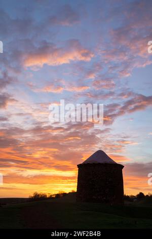 Ciel de l'aube à travers le parc régional Burton Dassett. Warwickshire, Angleterre Banque D'Images