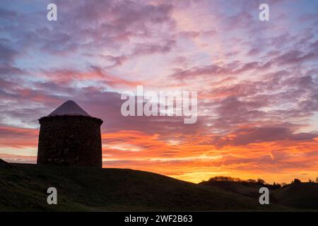 Ciel de l'aube à travers le parc régional Burton Dassett. Warwickshire, Angleterre Banque D'Images