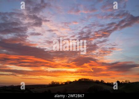 Ciel de l'aube à travers le parc régional Burton Dassett. Warwickshire, Angleterre Banque D'Images