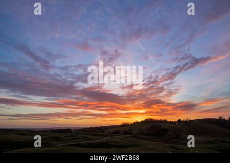 Ciel de l'aube à travers le parc régional Burton Dassett. Warwickshire, Angleterre Banque D'Images