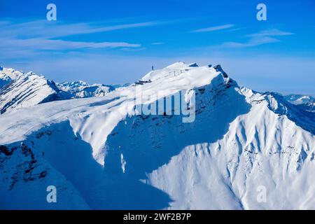 Le sommet de la montagne Diedamskopf dans un paysage d'hiver dans la vallée Kleinwalsertal, vu de l'ascension de la montagne Hählekopf. Banque D'Images