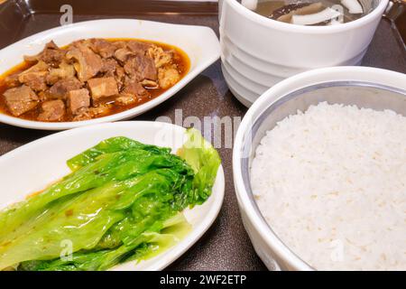 angle view cinq épices riz poitrine de bœuf et soupe de poulet à la noix de coco avec champignons à composition horizontale Banque D'Images