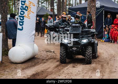 RÉPUBLIQUE DE CARÉLIE, RUSSIE - CIRCA JUIN 2022 : tournoi tout-terrain Ladoga Trophy 2022 en Carélie. Les coureurs de VTT commencent solennellement la course Banque D'Images