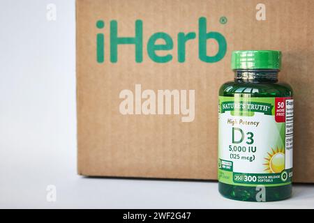 Boutique iHerb, nature's Truth Company, pot vert vitamine D3 haute puissance, gélules à libération rapide. Boîte en carton marron, fond gris, espace de copie. Onli Banque D'Images