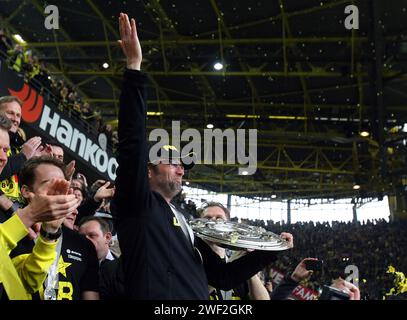 Entraîneur JŸrgen Juergen Klopp Borussia Dortmund mit Meisterschale Fussball saison 2011 / 12 1 Bundesliga Borussia Dortmund SC Freiburg 4:0 Deutscher Fussball Meister 2011 / 2012 Borussia Dortmund Champion d'allemagne © diebilderwelt / Alamy stock Banque D'Images