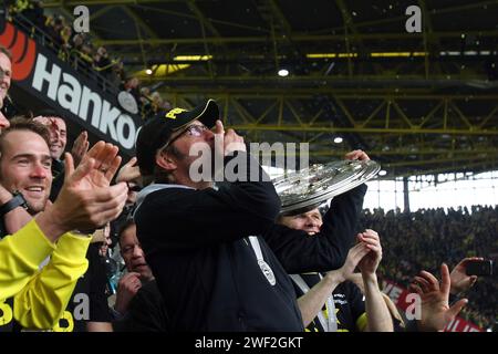 Entraîneur JŸrgen Juergen Klopp Borussia Dortmund mit Meisterschale Fussball saison 2011 / 12 1 Bundesliga Borussia Dortmund SC Freiburg 4:0 Deutscher Fussball Meister 2011 / 2012 Borussia Dortmund Champion d'allemagne © diebilderwelt / Alamy stock Banque D'Images