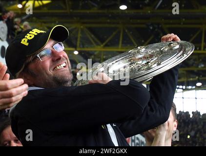 Entraîneur JŸrgen Juergen Klopp Borussia Dortmund mit Meisterschale Fussball saison 2011 / 12 1 Bundesliga Borussia Dortmund SC Freiburg 4:0 Deutscher Fussball Meister 2011 / 2012 Borussia Dortmund Champion d'allemagne © diebilderwelt / Alamy stock Banque D'Images