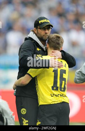 Entraîneur JŸrgen Juergen Klopp Borussia Dortmund umarmt Jakub Blaszczykowski Kuba Borussia Dortmund Fussball 1 Bundesliga FC Schalke 04 - Borussia Dortmund Saiosn 2011 / 2012 © diebilderwelt / Alamy stock Banque D'Images