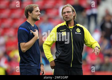 Entraîneur JŸrgen Klopp Borussia Dortmund mit Mainzer entraîneur Thomas Tuchel Borussia Dortmund Bundesliga 2011 / 2012 Vorbereitung Liga Total Cup 2011 © diebilderwelt / Alamy stock Banque D'Images