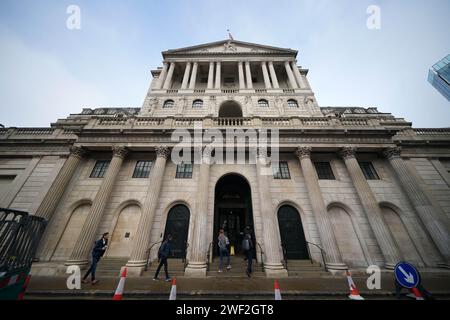 Photo de dossier datée du 14/12/23 de la Banque d'Angleterre à Londres. Les coûts d'emprunt britanniques devraient se maintenir à leur plus haut niveau de près de 16 ans pendant au moins un autre mois, alors que les responsables politiques prudents de la Banque d'Angleterre attendent de nouveaux signes indiquant que la crise du coût de la vie s'apaise. Les décideurs du Comité de politique monétaire (CPM) de la Banque devraient maintenir les taux d'intérêt à 5,25 % pour la quatrième fois consécutive. Date d'émission : dimanche 28 janvier 2024. Banque D'Images