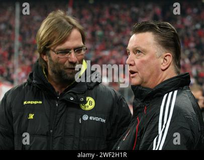 Entraîneur Louis van Gaal mit entraîneur JŸrgen Klopp Juergen Fussball Bundesliga FC Bayern MŸnchen - Borussia Dortmund 26.2.2011 Fussball Bundesligasaison 2010 / 2011 © diebilderwelt / Alamy stock Banque D'Images