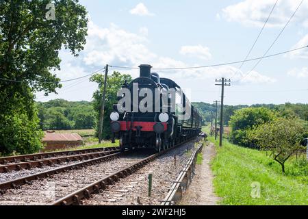 Le moteur de réservoir Ivatt Class 2, 41298 transporte un train jusqu'à la gare de Wootton sur le chemin de fer à vapeur de l'île de Wight, Angleterre, Royaume-Uni Banque D'Images