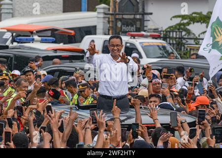 Aceh, Indonésie - janvier 2024 : le candidat à la présidence Anies Baswedan (et son épouse) saluent ses partisans lors de sa campagne électorale à Banda Aceh. Banque D'Images