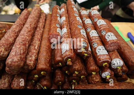 Internationale Grüne Woche 2024. Wurstspezialität aus Nordhessen. Die Fleischerei Kohl-Kramer aus Trockenerfurt einem Stadtteil von Borken Hessen präsentiert Ahle Wurscht. Die Ahle Wurst Hat in 2023 das eu-Gütesiegel Geschützte geographische Angabe bekommen DEU, Deutschland, Berlin, 22.01.2024: *** semaine verte internationale 2024 spécialité de saucisse du nord de la Hesse le boucher Kohl Kramer de Trockenerfurt un district de Borken Hesse présente Ahle Wurscht la saucisse Ahle a reçu le label de qualité protégée de l'UE en 2023 DEU, Allemagne, Berlin, 22 01 2024 Banque D'Images