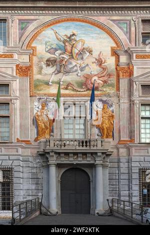 Portail d'entrée du Palazzo San Giorgio gothique avec fresques, construit en 1260, Palazzo San Giorgio, 2, Gênes, Italie Banque D'Images