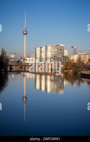 Vue sur la ville Berlin, tour de télévision Alexanderplatz, tours Trias, S-Bahn, vue depuis Schillingbruecke, réflexion dans la rivière Spree, Berlin, Allemagne Banque D'Images