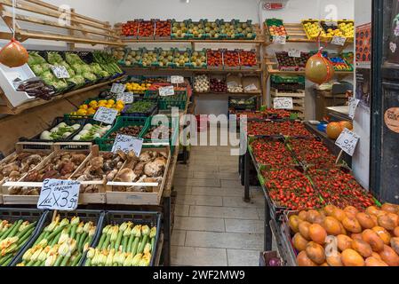 Boutique de fruits et légumes dans le vieux centre-ville, Gênes, Italie Banque D'Images