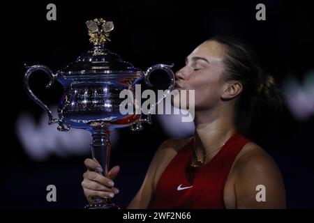 Melbourne, Australie. 28 janvier 2024. Aryna Sabalenka lève le trophée après avoir remporté la finale contre Qinwen Zheng (CHN) le 27 janvier 2024 ; Melbourne Park, Melbourne, Victoria, Australie; journée 14 de l'Open de tennis australien ; jour 14 de l'Open d'Australie 2024 à Melbourne Park, le 27 2024 janvier à Melbourne, Australie. Lors de l'Open d'Australie, match international de tennis à Melbourne, Australie, janvier 28 2024 crédit : Agence de photo indépendante/Alamy Live News Banque D'Images