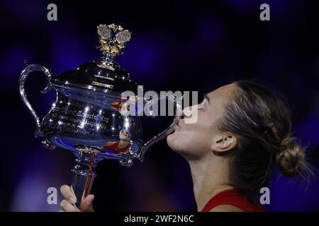 Melbourne, Australie. 28 janvier 2024. Aryna Sabalenka lève le trophée après avoir remporté la finale contre Qinwen Zheng (CHN) le 27 janvier 2024 ; Melbourne Park, Melbourne, Victoria, Australie; journée 14 de l'Open de tennis australien ; jour 14 de l'Open d'Australie 2024 à Melbourne Park, le 27 2024 janvier à Melbourne, Australie. Lors de l'Open d'Australie, match international de tennis à Melbourne, Australie, janvier 28 2024 crédit : Agence de photo indépendante/Alamy Live News Banque D'Images