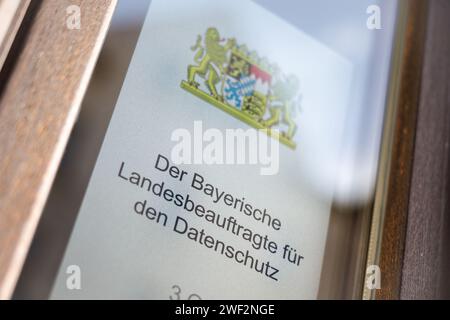 Munich, Allemagne. 25 janvier 2024. Les mots "Der Bayerische Landesbeauftragte für den Datenschutz" (commissaire d'État bavarois à la protection des données) sont visibles sous les armoiries bavaroises à l'entrée d'un immeuble de bureaux dans le quartier de Lehel à Munich. En tant qu'autorité de contrôle indépendante, le commissaire d'État bavarois à la protection des données surveille le respect de la loi bavaroise sur la protection des données et d'autres réglementations sur la protection des données par les organismes publics bavarois. Crédit : Matthias Balk/dpa/Alamy Live News Banque D'Images