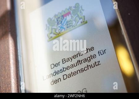 Munich, Allemagne. 25 janvier 2024. Les mots "Der Bayerische Landesbeauftragte für den Datenschutz" (commissaire d'État bavarois à la protection des données) sont visibles sous les armoiries bavaroises à l'entrée d'un immeuble de bureaux dans le quartier de Lehel à Munich. En tant qu'autorité de contrôle indépendante, le commissaire d'État bavarois à la protection des données surveille le respect de la loi bavaroise sur la protection des données et d'autres réglementations sur la protection des données par les organismes publics bavarois. Crédit : Matthias Balk/dpa/Alamy Live News Banque D'Images