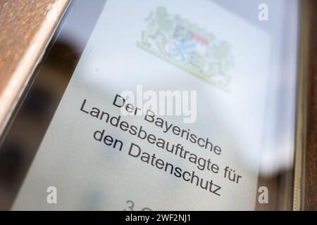 Munich, Allemagne. 25 janvier 2024. Les mots "Der Bayerische Landesbeauftragte für den Datenschutz" (commissaire d'État bavarois à la protection des données) sont visibles sous les armoiries bavaroises à l'entrée d'un immeuble de bureaux dans le quartier de Lehel à Munich. En tant qu'autorité de contrôle indépendante, le commissaire d'État bavarois à la protection des données surveille le respect de la loi bavaroise sur la protection des données et d'autres réglementations sur la protection des données par les organismes publics bavarois. Crédit : Matthias Balk/dpa/Alamy Live News Banque D'Images