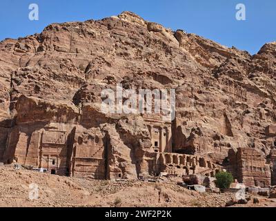 Belles maisons en pierre uniques à Petra, Jordanie, une merveille du monde à couper le souffle Banque D'Images