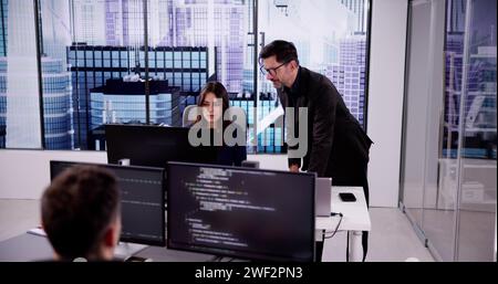 Équipe commerciale travaillant sur ordinateur. Développement d'applications logicielles Banque D'Images