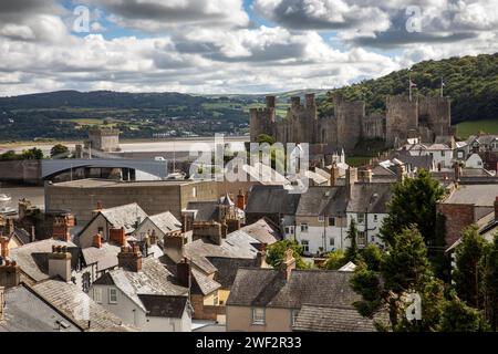 Royaume-Uni, pays de Galles, Gwynedd, Conwy (Conway), centre-ville et château depuis les murs Banque D'Images