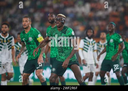 Abidjan, Côte d'Ivoire. 27 janvier 2024. Ronde de 16. Joueurs nigérians et camerounais jouant le Corner Banque D'Images