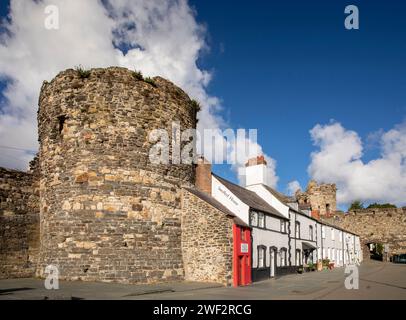 Royaume-Uni, pays de Galles, Gwynedd, Conwy (Conway), Lower Gate Street, tour de porte et plus petite maison Banque D'Images