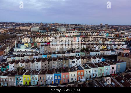 Maisons à Totterdown à Bristol après le lever du soleil comme un week-end sec et doux est prévu dans la plupart du pays, mais les vents forts dans le nord de l'Écosse pourraient causer des perturbations, a déclaré le met Office. Date de la photo : dimanche 28 janvier 2024. Banque D'Images