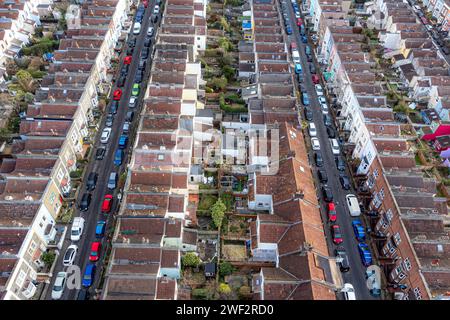 Maisons à Totterdown à Bristol après le lever du soleil comme un week-end sec et doux est prévu dans la plupart du pays, mais les vents forts dans le nord de l'Écosse pourraient causer des perturbations, a déclaré le met Office. Date de la photo : dimanche 28 janvier 2024. Banque D'Images