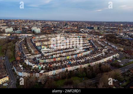 Maisons à Totterdown à Bristol après le lever du soleil comme un week-end sec et doux est prévu dans la plupart du pays, mais les vents forts dans le nord de l'Écosse pourraient causer des perturbations, a déclaré le met Office. Date de la photo : dimanche 28 janvier 2024. Banque D'Images